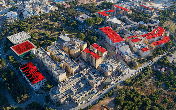Daken met zonnepanelen van de Universiteit van Malta