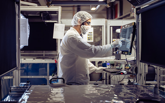 Een medewerker in de productiefaciliteit voor SunPower-panelen in Frankrijk inspecteert Maxeon-cellen