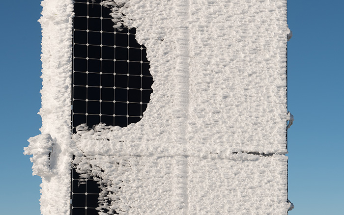 SunPower Maxeon-paneel dat gedeeltelijk bedekt is door sneeuw