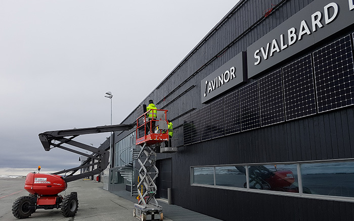 Installatie van zonnepanelen op de luchthaven van Svalbard