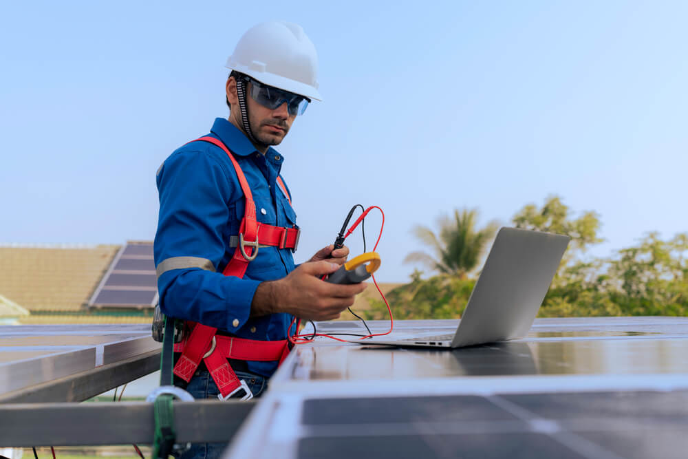 Installateur SunPower remédiant aux problèmes les plus fréquents sur une installation photovoltaïque