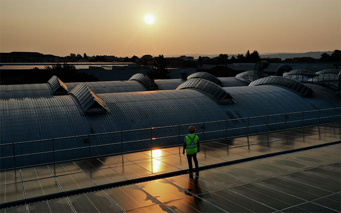 Arpa Industriale choisit les panneaux solaires SunPower Maxeon pour un avenir écologique et innovant.
