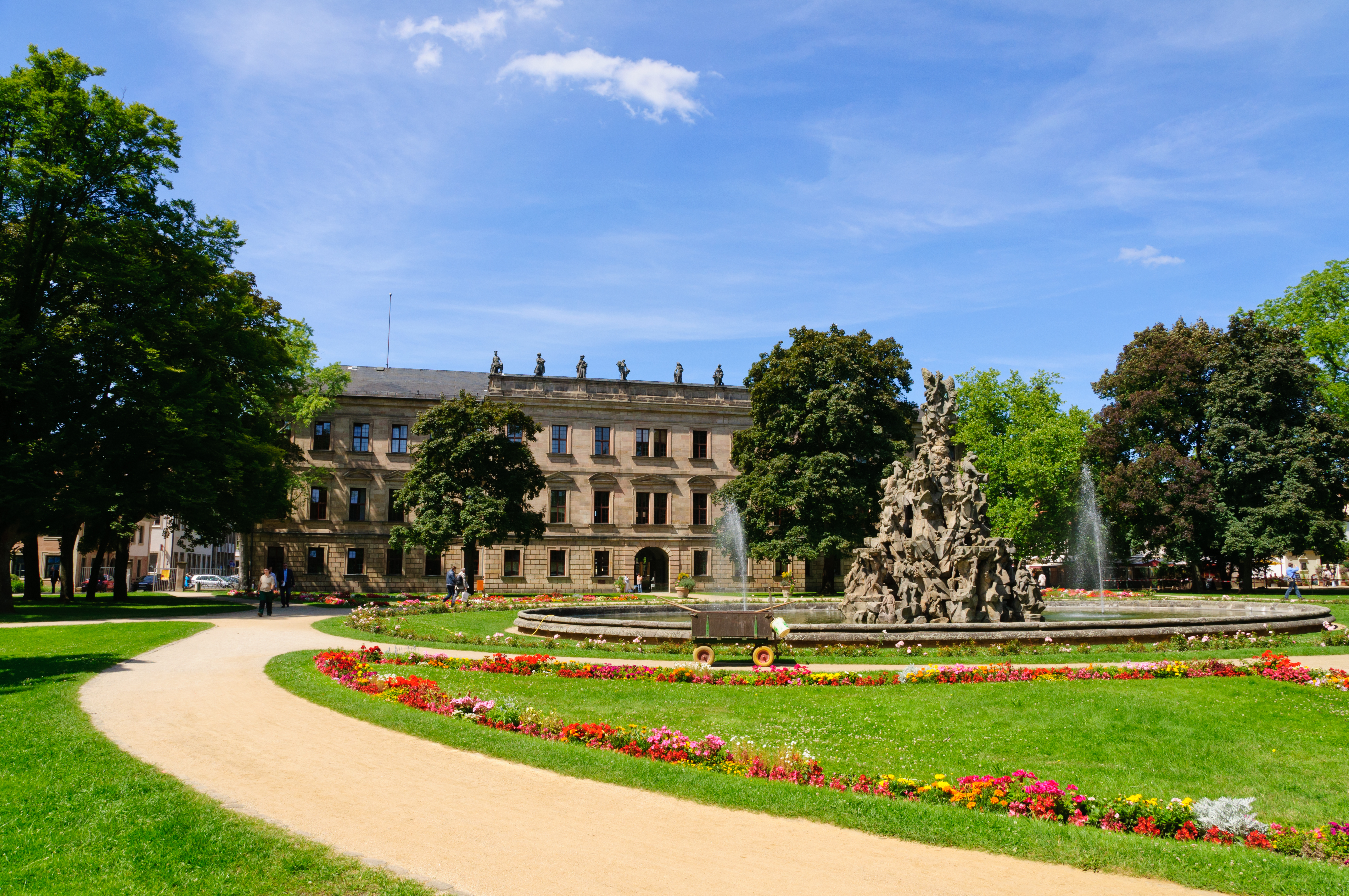Schlossgarten in Erlangen mit Brunnen und Schloss im Hintergrund