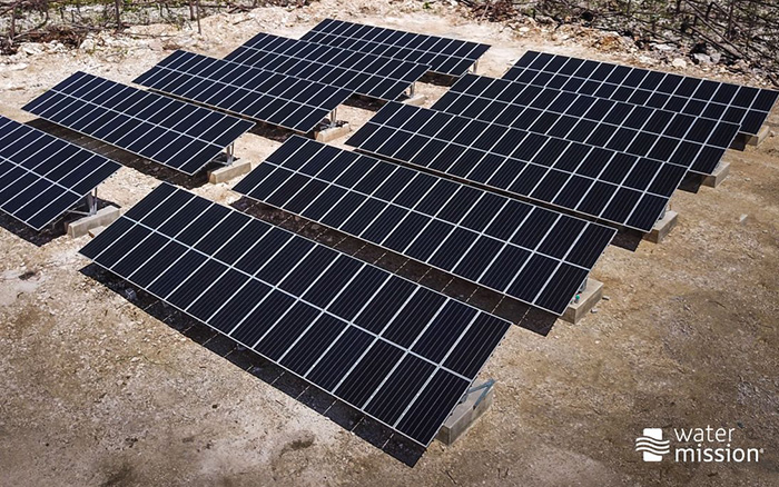 Solarbetriebene Wasserversorgung: SunPower Performance-Solarmodulfeld in Marsh Harbour