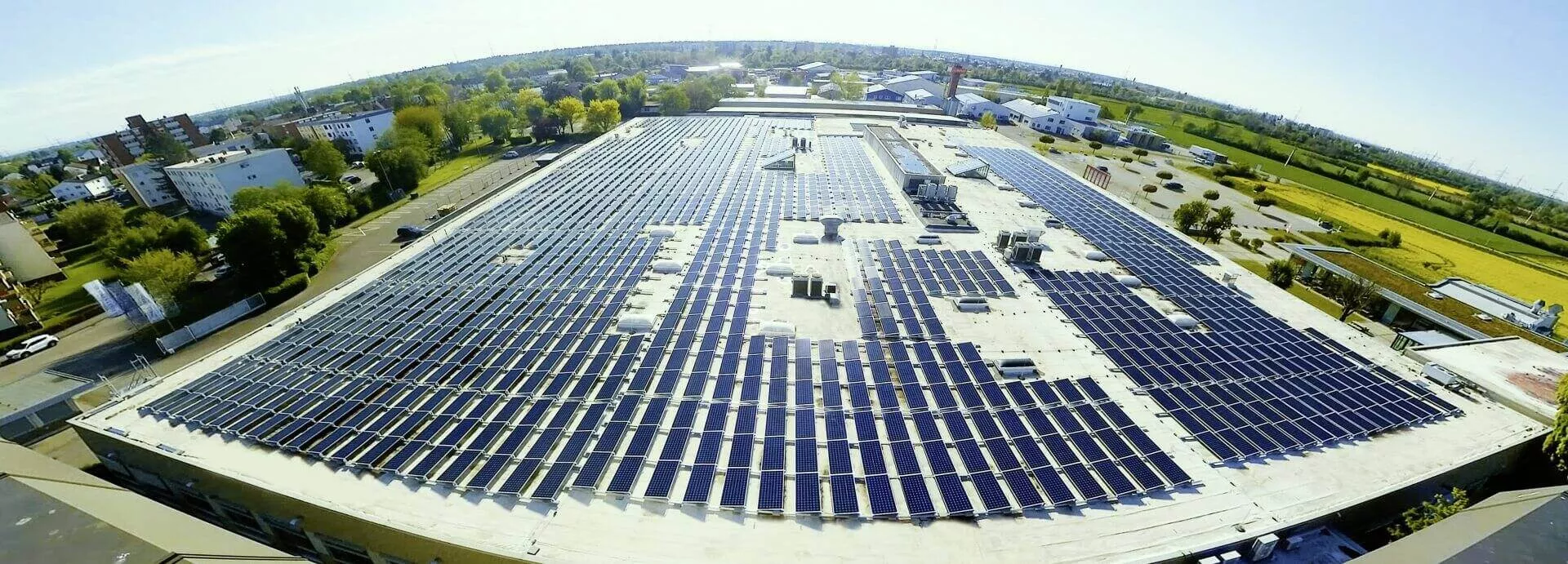Die 3800qm große Dachsolaranlage liefert geschätzte 766.865 kWh im Jahr, mit SunPower Maxeon’s marktbester Garantieleistung über 25 Jahre. Foto: GERWIN MEDIA GmbH/ www.gerwinmedia.de.