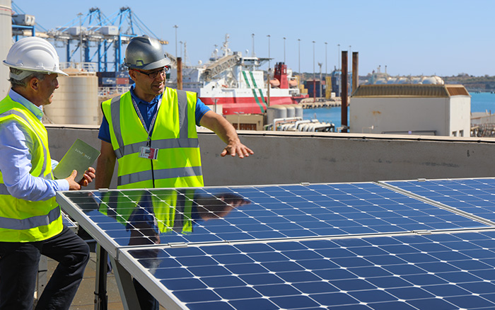 Socios instaladores de SunPower en el tejado de un edificio en Malta