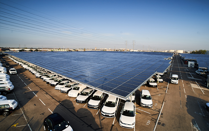 Paneles SunPower en el aparcamiento techado solar de Neoen