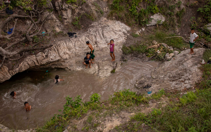Los niños juegan en el cercano río Santa Rosa, que está demasiado contaminado como para aprovechar su agua como potable.