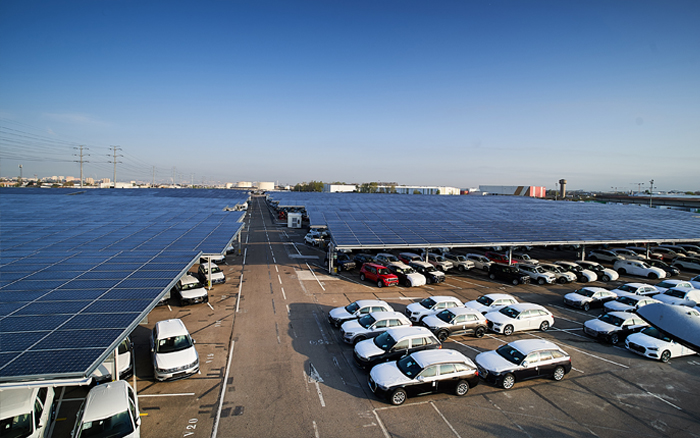 Paneles SunPower Maxeon en el aparcamiento techado solar de Neoen