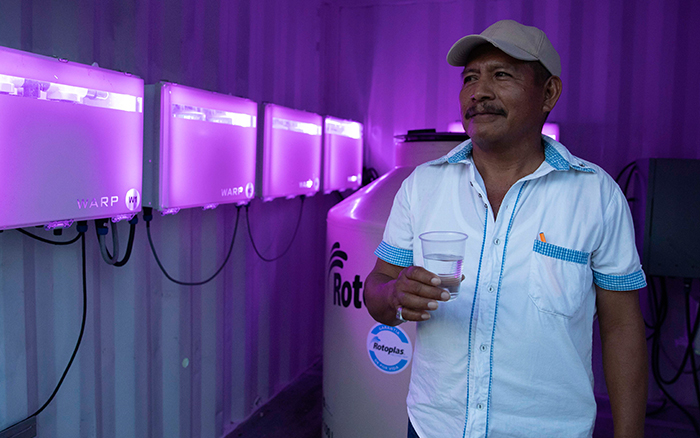 Un résident de Calakmul boit avec bonheur un verre d'eau purifiée.