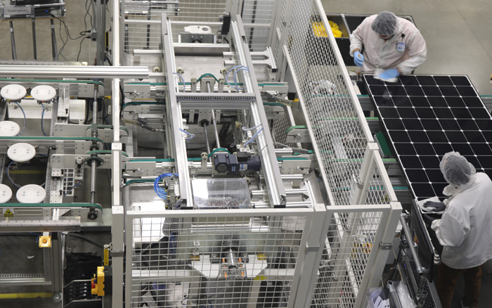 Lavoratori SunPower ultimano la rifinitura sui pannelli Maxeon, il nostro prodotto di punta