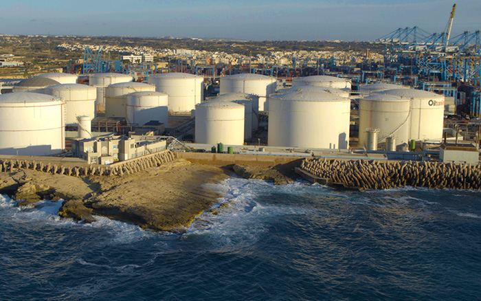 Oiltanking, Ltd. vista dalla costa