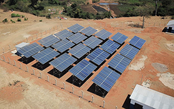 Installazione di un sistema di pannelli SunPower Performance nel campo profughi di Nyarugusu