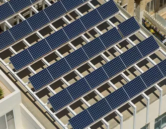 tetto solare su edificio commerciale in Italia