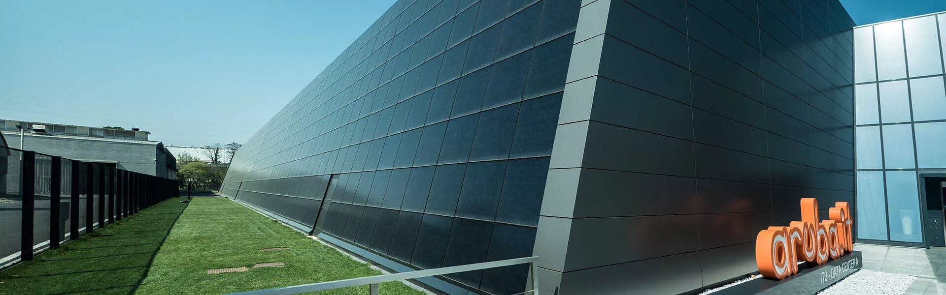 data center aruba in Italia con pannelli fotovoltaici SunPower