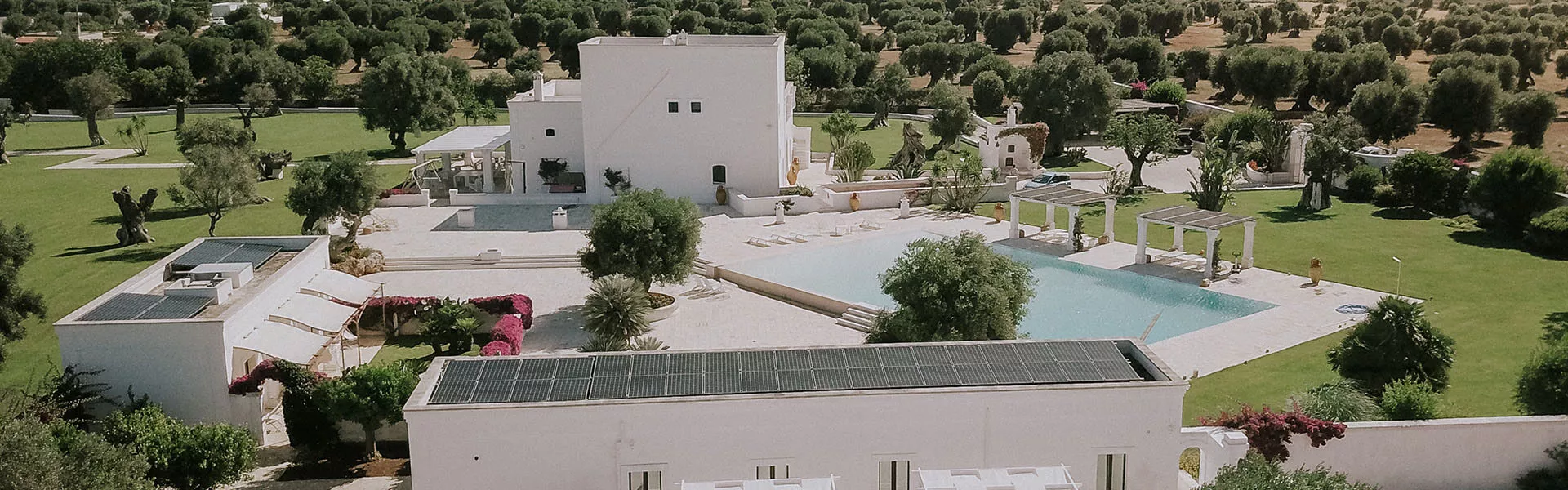 pannelli fotovoltaici di sunpower sulla casa con la piscina in Italia