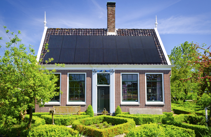 zonnepanelen op een huis in Nederland