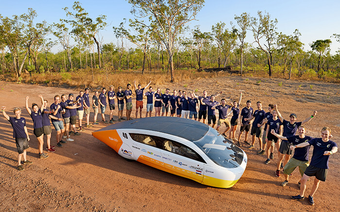 Solar Team Eindhoven wraz z jego samochodem napędzanym energią słoneczną